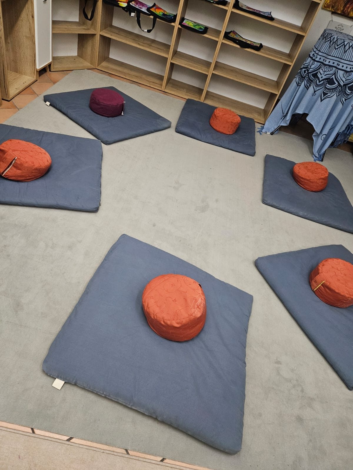 Raum der Eule mit Sitzkissen für Workshops und Energiearbeit